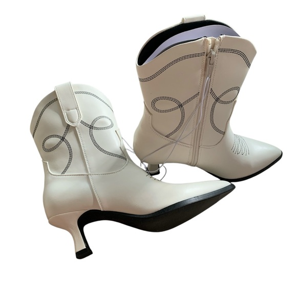 Jenson Western Ankle Boots with Memory Foam Insole Universal Thread
Color:cream - Picture 5 of 5